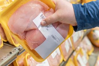 Zkontrolujte zásoby: Sklo v mouce, antibiotika i salmonela v mase. Makro, Tesco a další stahují závadné potraviny